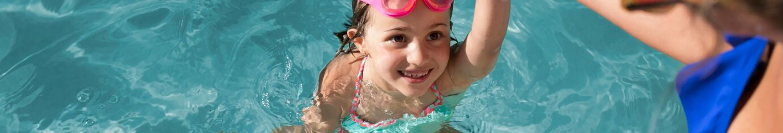 Una bambina che impara a nuotare