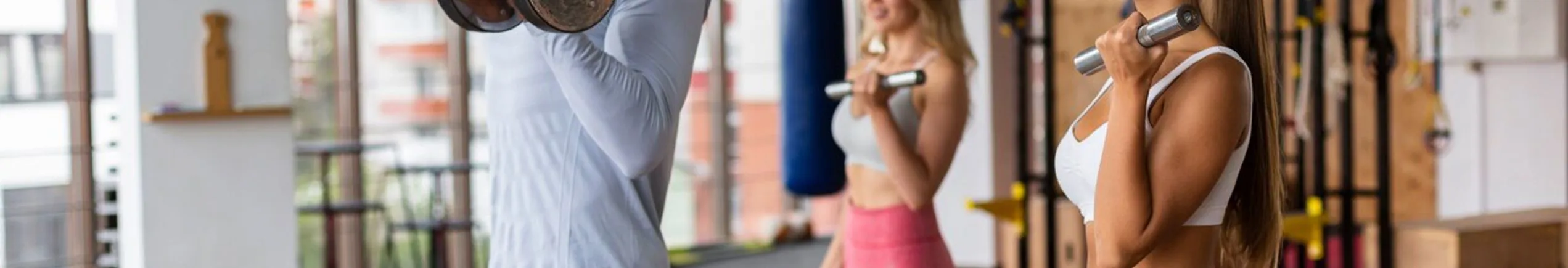 Dei ragazzi che si allenano in palestra