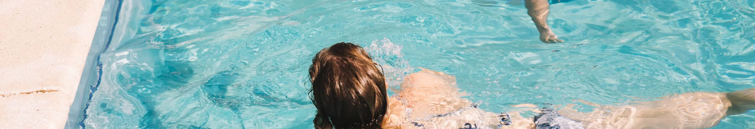 Due persone che nuotano in piscina